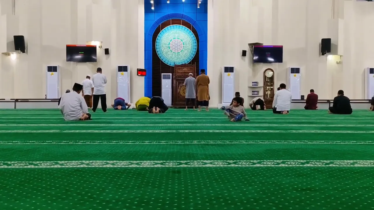 Jamaah duduk di saf depan selepas sholat Subuh.